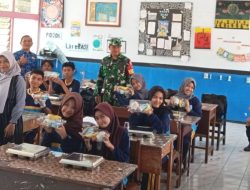 Babinsa Tapen Dampingi Penyaluran MBG di SMPN 1 Tapen