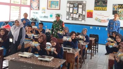 Babinsa Tapen Dampingi Penyaluran MBG di SMPN 1 Tapen