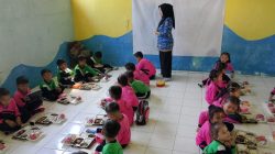 Ceria, 46 Siswa TK Dharma Wanita Terima MBG dari SPPG Gunung Anyar