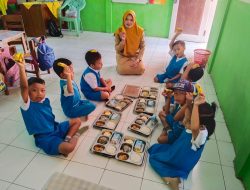 Doa Bersama Sebelum Menikmati MBG, Murid TK PGRI 05 Terima 17 Paket dari SPPG Gunung Anyar