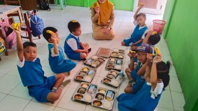 Doa Bersama Sebelum Menikmati MBG, Murid TK PGRI 05 Terima 17 Paket dari SPPG Gunung Anyar