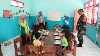 Babinsa Bersama Bhabinkamtibmas Tapen Kawal Pendistribusian 19 MBG ke TK Tunas Bangsa