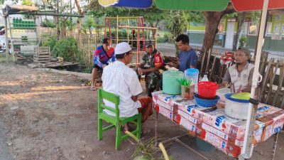 Warung Es Degan Jadi Ruang Aspirasi, Babinsa Koncer Kidul Serap Keluhan Warga Koncer Kidul