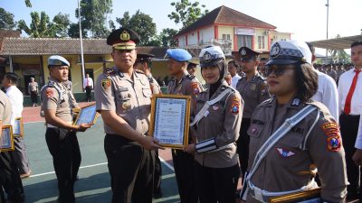 Kapolres Bondowoso AKBP Aryo Beri Penghargaan kepada 36 Personil, Berikut Daftarnya