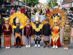 Gemes..!! Murid TK PGRI 01 dan KB Permata Hati Tampil dengan Adat Nusantara. Momen Karnaval HUT RI ke 81