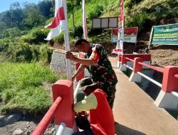 Babinsa Gadingsari bersama Warga Kibarkan Bendera Merah Putih Jembatan Garuda