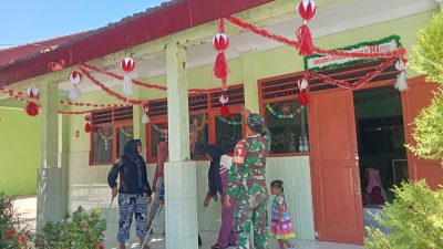 Semangat Kemerdekaan Makin Berkobar, Babinsa Tapen Pasang Bendera di SMPN 2