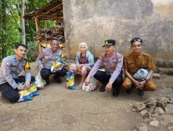 Polri Untuk Masyarakat, Polsek Pakem Bagikan 25 Paket Sembako untuk Kaum Duafa