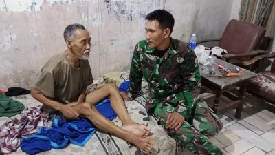 Peduli Warga Binaan, Babinsa Serda Andik Sambangi Warga Sakit di Tegaljati