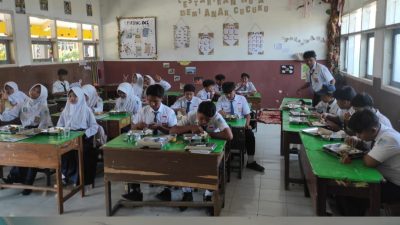Jam Istirahat Tiba, Saatnya Menikmati MBG, Murid SMPN 1 Tapen Senang
