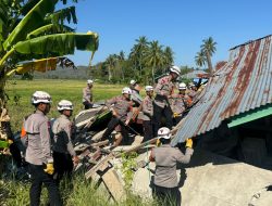 Brimob Hadir Bantu Rumah Terdampak Bencana di NTT