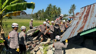 Brimob Hadir Bantu Rumah Terdampak Bencana di NTT