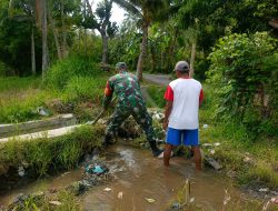 Babinsa Pujer Bersama Petani Bersihkan Saluran Air