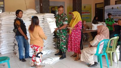 Babinsa Tenggarang Sukseskan Penyaluran Bantuan Pangan