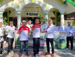 Perhutani Bondowoso Bagikan 150 Bibit Buah kepada Pengguna Jalan, LIRA Bondowoso Apresiasi Gerakan Penghijauan