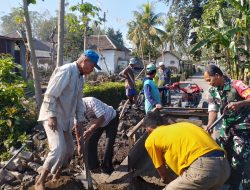 Babinsa Dawuhan Bersama Warga Kompak Benahi Fasilitas Dusun Timur Sawah
