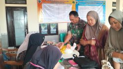 Serka M. Harun Babinsa Pujer Baru Dampingi Nakes Layani Balita dan Lansia