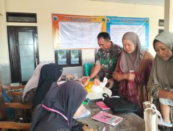 Serka M. Harun Babinsa Pujer Baru Dampingi Nakes Layani Balita dan Lansia