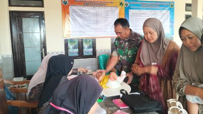 Serka M. Harun Babinsa Pujer Baru Dampingi Nakes Layani Balita dan Lansia