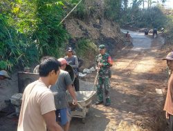 Babinsa Banyuwulu bersama Warga Karya Bakti Rabat Jalan di Desa Binaannya