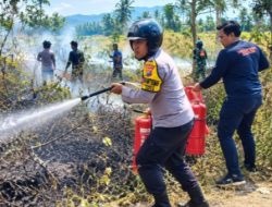 Tiga Pilar Desa Cindogo Bersama PMK Padamkan Kebakaran Lahan Dekat SMPN 1 Tapen