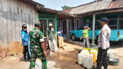 Babinsa Dampingi Distribusi Air Bersih di Purnama, Bantu Warga Dusun Jurang Gundah