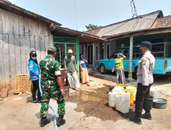 Babinsa Dampingi Distribusi Air Bersih di Purnama, Bantu Warga Dusun Jurang Gundah