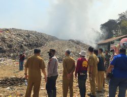 Kebakaran TPA Paguan Padam, Petugas Gabungan Bondowoso Berjibaku Kendalikan Titik Api