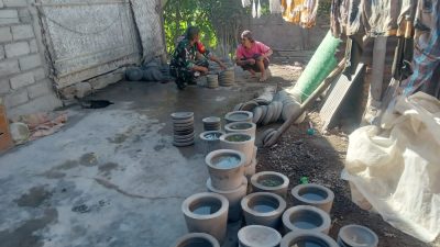 Menghargai Karya Warga, Babinsa Maesan Sambangi Pengrajin Cobek