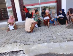 TNI AD Hadir untuk Rakyat, Babinsa Pucang Anom Bantu Pendaftaran Bansos di KDKMP